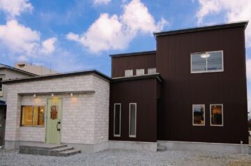 大館市：広々リビングと収納が豊富な家　ー店舗併用住宅ー